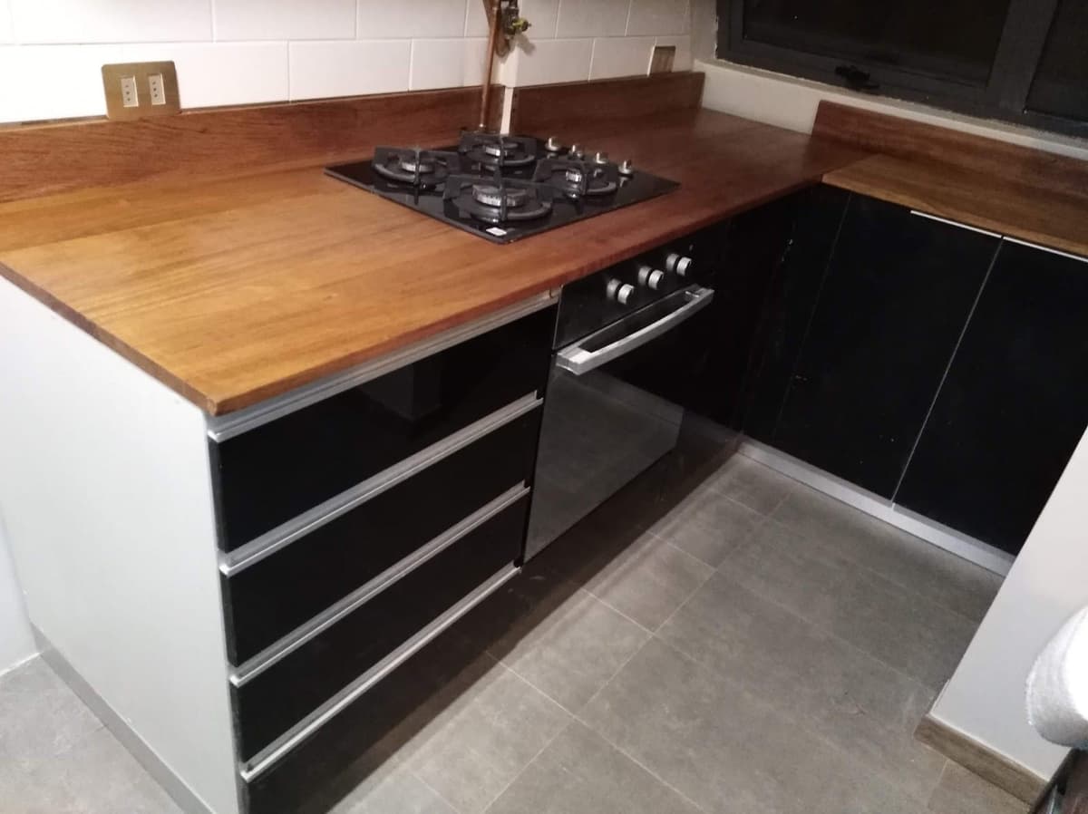 Cocina Moderna con Detalles Negros